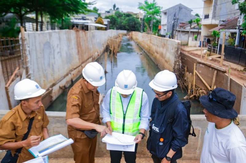 Percepat Pengendalian Banjir, Pilar Tinjau Pembangunan Turap di Puri Bintaro Indah