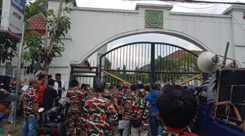 Massa Ormas LMPI saat aksi di depan kantor Kejati Banten, Kamis (18 Maret 2023)