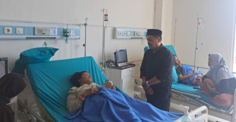 M Toha jenguk korban kecelakaan bus yang di rawat di RSU Serpong Utara.