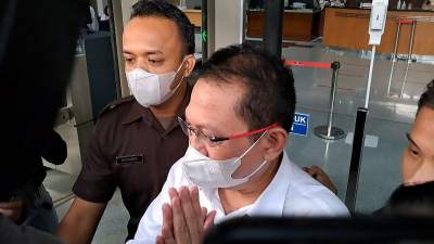 Sekretaris Mahkamah Agung, Hasbi Hasan usai pemeriksaan di Gedung KPK, Jakarta.