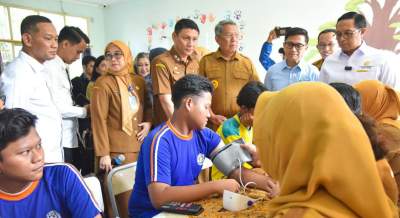 Para pelajar SMA 6 Tangsel lakukan CKG disaksikan Wali Kota Benyamin Davnie dan Kepala Kantor Komunikasi Kepresidenan (Presidential Communication Office/PCO), Hasan Nasbi.