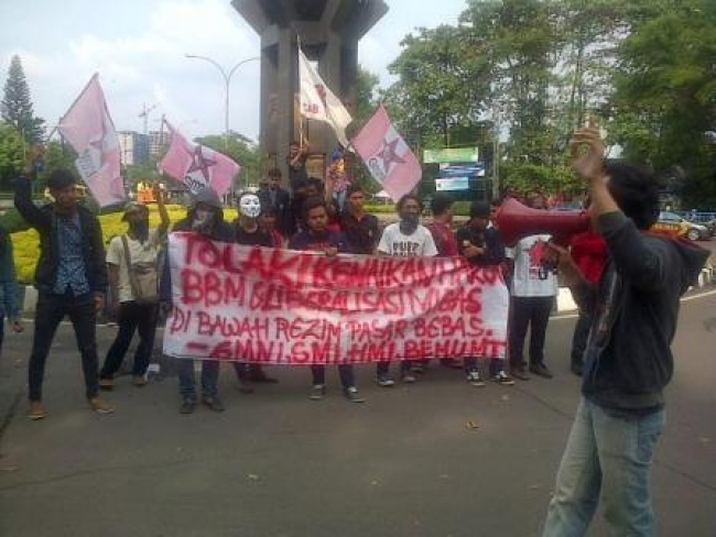 Tolak BBM Naik, Mahasiswa Bakar Ban