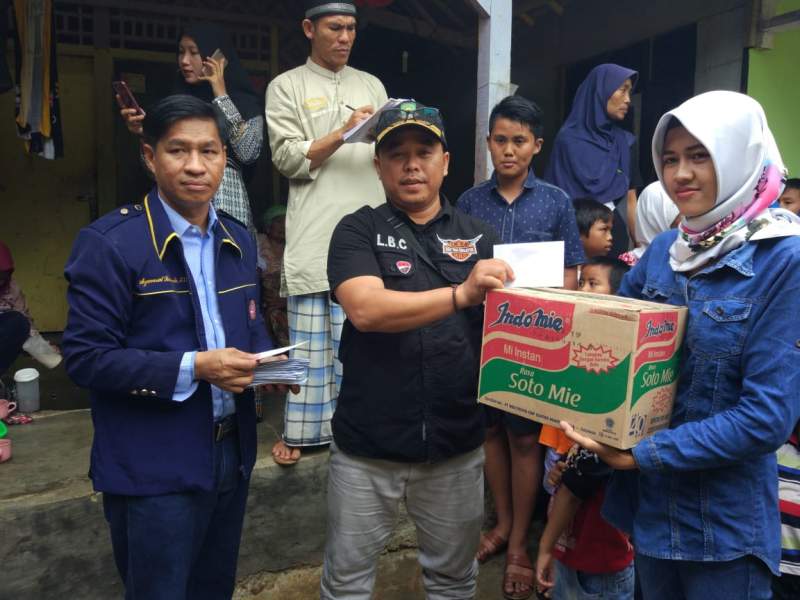 Warga Kecamatan Larangan Serahkan Bantuan Ke posko Kecamatan Labuan