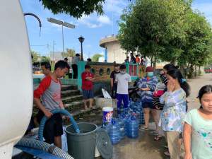 Perumdam TKR Salurkan Air Bersih Bagi Korban Banjir Di Pasar Kemis