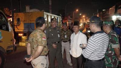 Wakil Wali Kota Tangerang Sachrudin (kemeja putih) memantau kegiatan penertiban PKL.