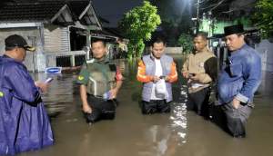 Wakil Ketua DPRD Tangsel, M. Yusuf saat memantau lokasi banjit di perumahan Taman Mangu Indah, Pondok Aren.