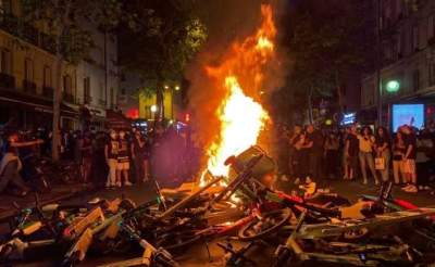 Usai Gagal Meraih Trophy Liga Champions, Ribuan Suporter PSG Membuat Kerusuhan Di Kota Paris