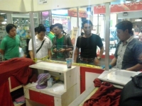 Pihak kepolisian saat olah TKP Sabtu malam kemarin