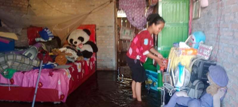 Banjir Mendadak Datang, Warga Desa Nanasiam Batu Bara Tidur Diatas Air