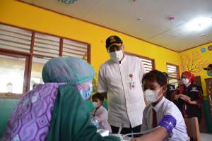 Zaki Turun Langsung Pantau Vaksinasi di SDN Teluknaga