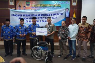 Saat penyerahan kursi roda secara simbolik di Aula Setda II Kota Cilegon, Jumat (17/6/2022).