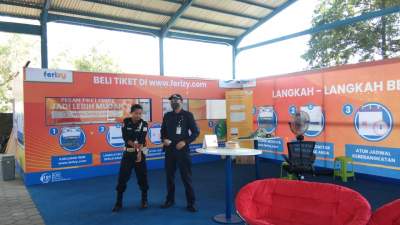 Suasana tempat penjualan tiket online atau bufferzone di SPBU Gerem dan Rumah Makan Mato Aie di Jalan Akses Tol Merak.&nbsp;