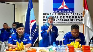 Ketua DPD Partai Demokrat Banten, Iti Octavia Jayabaya saat memberikan sambutan di Sekretariat DPC Partai Demokrat Kota Tangsel, BSD Serpong.