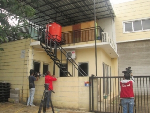 sejumlah awak media saat melakukan peliputan terhadap rumah yang dijadikan gudang makanan bayi Bebiluck di Taman Tekno, Minggu lalu