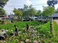 Salut, Petani Asal Desa Jengkol Kresek Kerja Bakti Bersihkan Saluran Irigasi Sukamulya