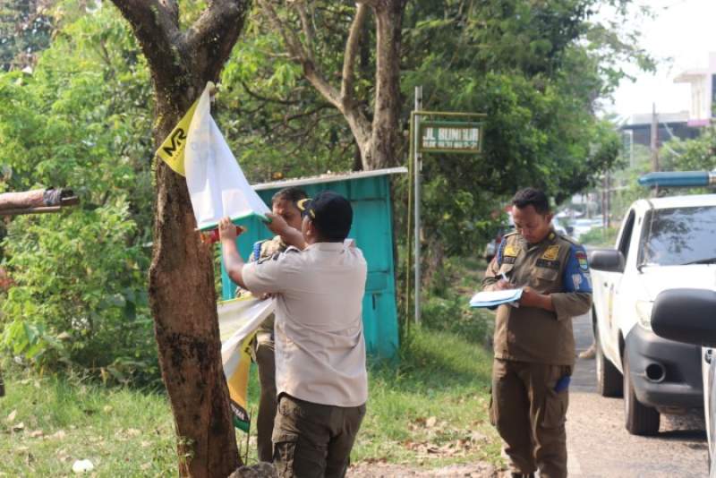 Satpol PP Kab Tangerang Tertibkan Ratusan APK