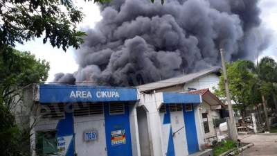 Kebakaran Pabrik Spons 