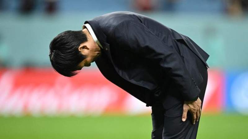 Pelatih Jepang, Hajime Moriyasu membungkuk meminta maaf kepada para suporter usai anak-anak asuhnya tersingkir di babak 16 besar Piala Dunia 2022. Jepang kalah lewat drama adu penalti dengan Kroasia. (REUTERS/DYLAN MARTINEZ)