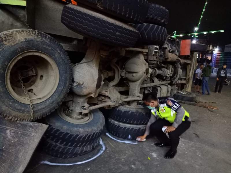 Polisi saat melakukan olah TKP kecelakaan maut di traffic light persimpangan Gading Serpong, Pakualam, Serpong, Tangerang Selatan.. (detakbanten/Doni)
