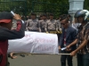 Koalisi LSM Banten Bawa Keranda Ke Kantor Bupati Lebak
