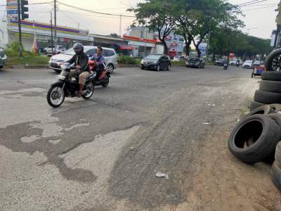 Tampak jalan exit tol BSD menuju Pamulang dan Serpong rusak dan berlubang.(dok DB)