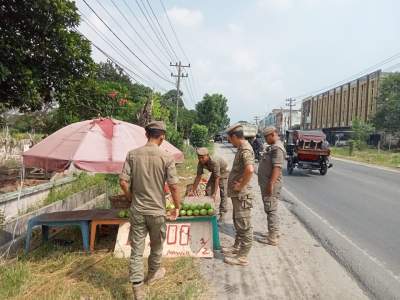 Personil Satpol PP Serdang Bedagai tertibkan pedagang di sekitar depan TPU Sei Rampah.