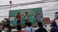 Aliansi Keadilan Bersatu saat melakukan aksi di depan Kejari Tanjungbalai. (DB/Gani)