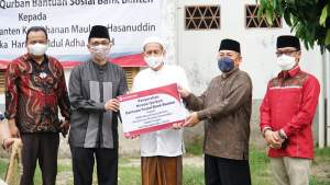 Bank Banten Salurkan Hewan Qurban di Masjid Banten Lama
