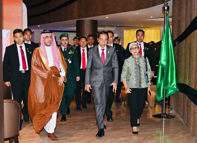 Presiden Jokowi tiba di KTT Luar Biasa OKI, Arab Saudi, Sabtu (11/11/2023).