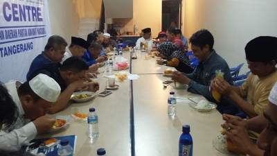 tim penjaringan dan bacalon saat menyantap Laksa usai menutup pendaftaran 
