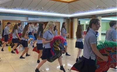 Para murid sekolah Canberra Grammar School (CGS) Australia mengikuti pelatihan singkat Tari Kuda Lumping di KBRI Canberra, Senin (11/7/2022). Foto: KBRI Canberra