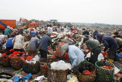 Pemulung di TPA RAwa Kucing, Kota Tangerang 