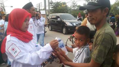 PMI Kecamatan Benda Bagi Takjil Gratis