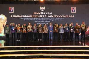 Pj Bupati Tangerang Terima Penghargaan UHC Award 2024