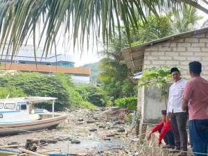 Ketua DPRD Cilegon, Isro Mi&#039;raj saat meninjau lokasi tambatan perahu nelayan yang dipenuhi sampah di Lingkungan Medaksa Seberang, Kelurahan Tamansari, Kecamatan Pulomerak.