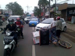 Becak Salah Jalan, Ngotot Minta Ganti Rugi