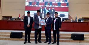 Walikota Tangsel Benyamin Danie bersama Ketua DPRD, Abdul Rasyid dan Wakilnya Iwan Rahayu tandatangani persetujuan bersama Raperda Pertanggungjawaban APBD 2022 menjadi Perda.