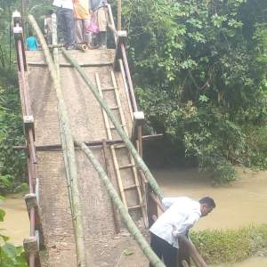Pemerintah desa, kecamatan, TNI, Polri, dan warga memperbaiki Jembatan Citarik, Desa Cikeusik, Kecamatan Cikeusik yang ambruk secara sementara, Rabu (28/12).