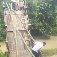 Pemerintah desa, kecamatan, TNI, Polri, dan warga memperbaiki Jembatan Citarik, Desa Cikeusik, Kecamatan Cikeusik yang ambruk secara sementara, Rabu (28/12).