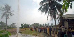 Warga Manfaatkan Air Belerang Untuk Pengobatan