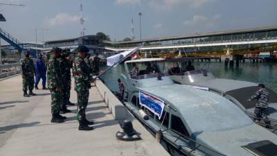 Wakil Asisten Intelijen Kasal Laksamana Pertama TNI Denih Hendrata saat melepas penyaluran bantuan, Kamis (27/8/2020).