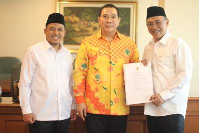 Ketua Umum Partai Berkarya, Hutomo Mandala Putra memberikan SK Persetujuan kepada Bacalon Walikota Cilegon, HelIdy Agustrian dan Bacalon Wakil Walikota Cilegon, Sanuji Pentamarta di Gedung Granadi, Jakarta, Kamis (9/7/).&nbsp;