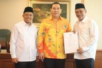 Ketua Umum Partai Berkarya, Hutomo Mandala Putra memberikan SK Persetujuan kepada Bacalon Walikota Cilegon, HelIdy Agustrian dan Bacalon Wakil Walikota Cilegon, Sanuji Pentamarta di Gedung Granadi, Jakarta, Kamis (9/7/).&nbsp;