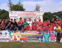 Bupati Serdang Bedagai, Darma Wijaya dan Wakil, Adlin Tambunan foto bersama dengan pemain.
