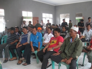 Sejumlah warga saat melakukan audiensi dengan pihak Kecamatan Labuan