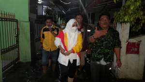 Anggota DPRD Tangsel  Yanto Ulay dan Eva Puspita saat kunjungi lokasi banjir di Pondok Betung, Pondok Aren.
