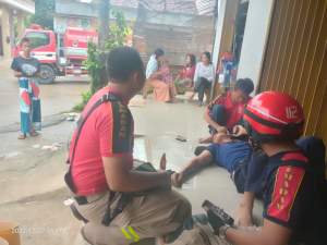 Evakuasi Pohon Tumbang di Bunar, Petugas Damkar Alami Cidera