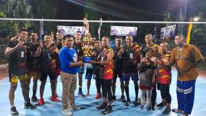 Yanto Ulay serahkan tropi juara bola voli AHY Cup 2022 kepada tim voli Gemak PAC Demokrat Kecamatan Ciputat Timur.