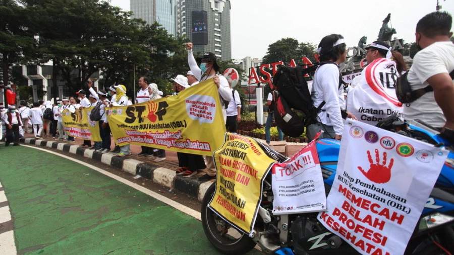 Aksi damai organisasi profesi kesehatan menuntut Stop Pembahasan RUU Kesehatan di Jakarta Pusat, Senin (8/5/2023).