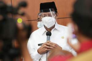 Gubernur Banten Wahidin Halim saat memberikan keterangan kepada awak media, Senin (11/1/2021).